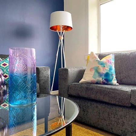 Modern And Vibrantly Designed Apartment Motherwell Exterior foto