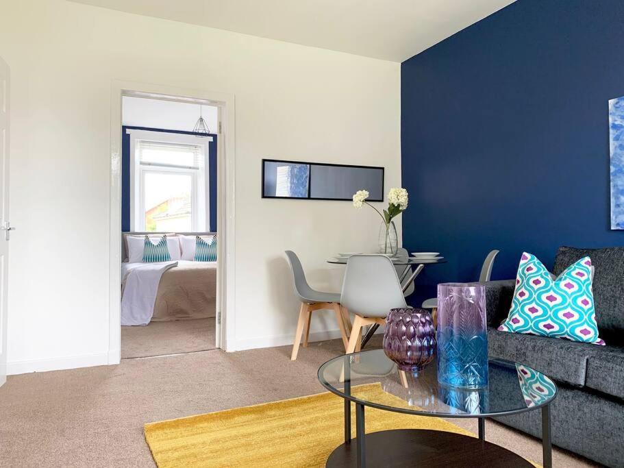 Modern And Vibrantly Designed Apartment Motherwell Exterior foto
